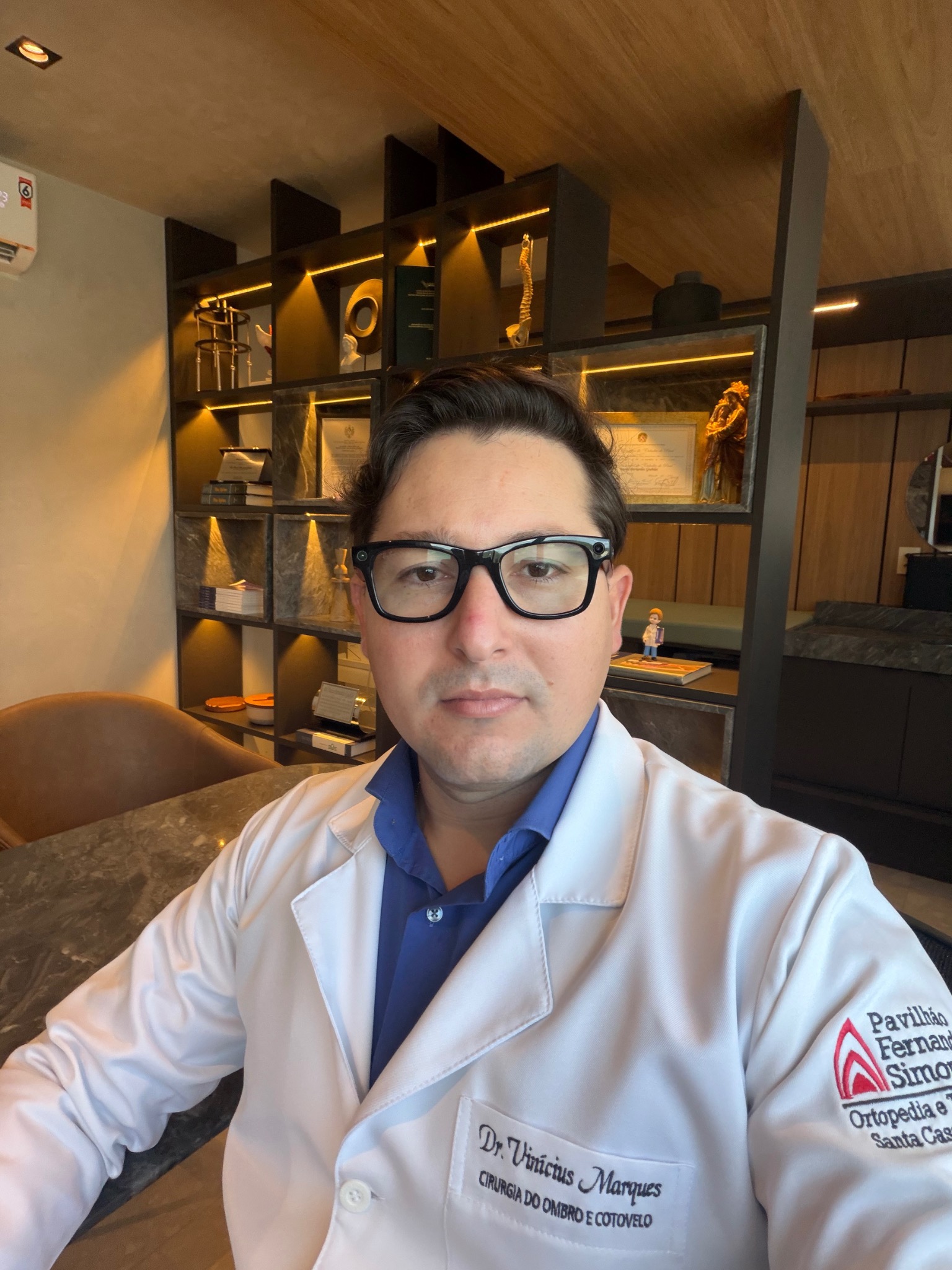 Dr. Vinícius Marques de Moraes em seu consultório
