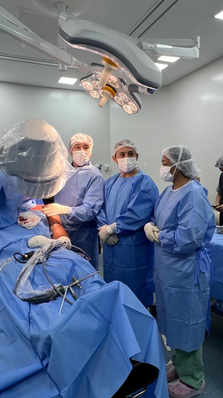 Equipe médica durante uma artroscopia do ombro no centro cirúrgico.
