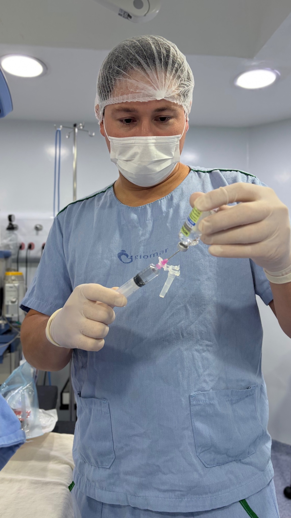 Dr. Vinícius Marques preparando a medicação antes de um procedimento no ombro.